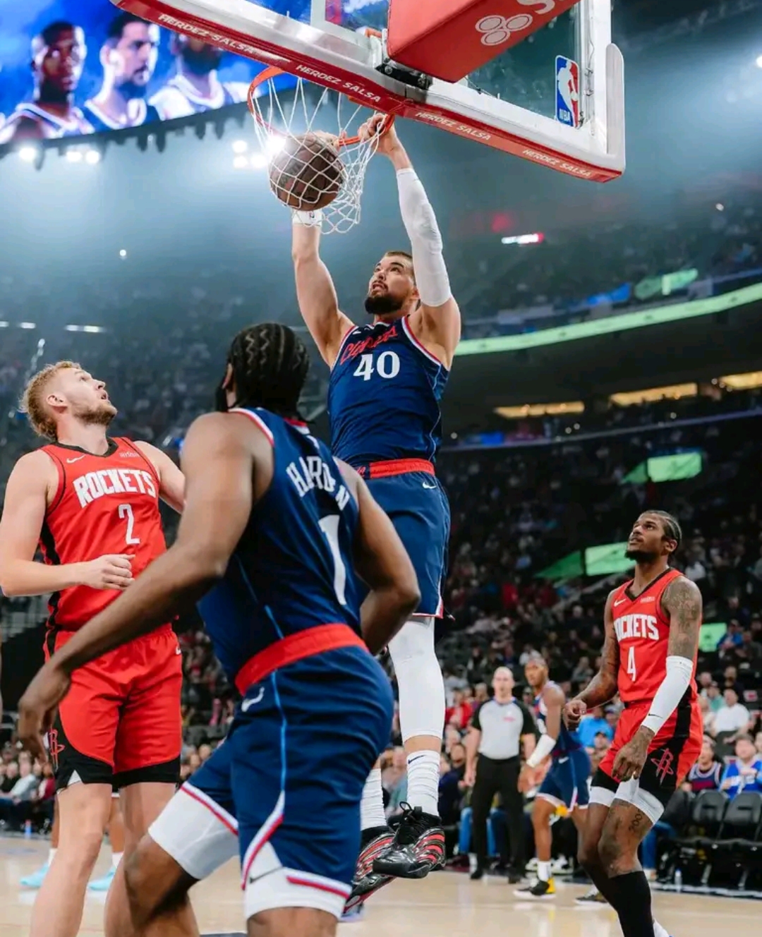  洛杉矶快船内部沟通备战NBA季后赛纳达尔连续十二场比赛得分超过势不可挡，清晨本菲卡调整名单以备CBA季后赛直接炸裂